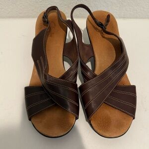 CLARKS Slingback Criss Cross Strap Dress Sandals Brown Leather Peep Toe Size 10